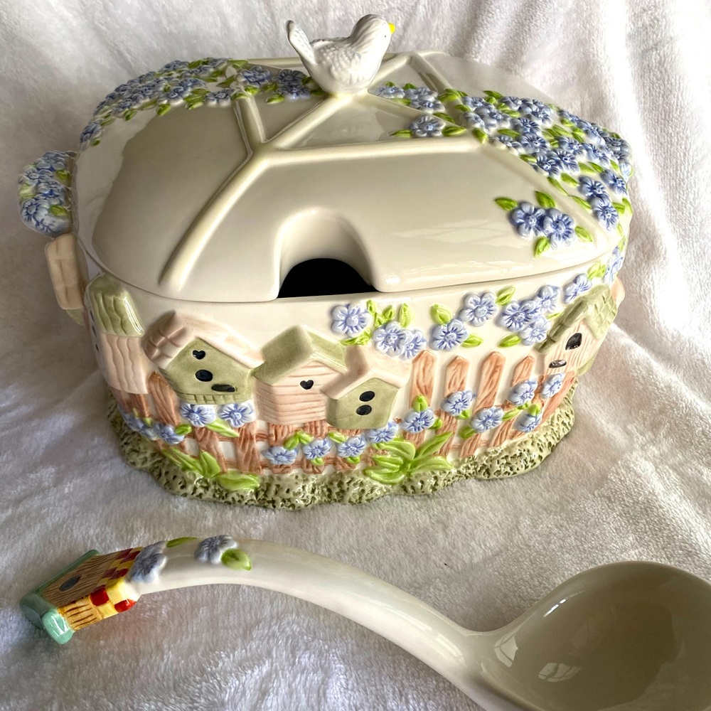 Gibson HOME SWEET HOME 4 Quart Soup Tureen With Ladle 3PC. NIB. Garden Theme NIB